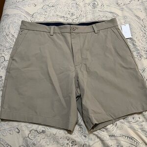 Vineyard Vines On-the-Go performance Men's Khaki Flat Front Shorts 7” NWT